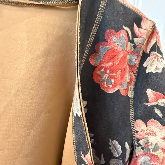 Solitaire Floral Jacket - Black and Red - Picture 8 of 8